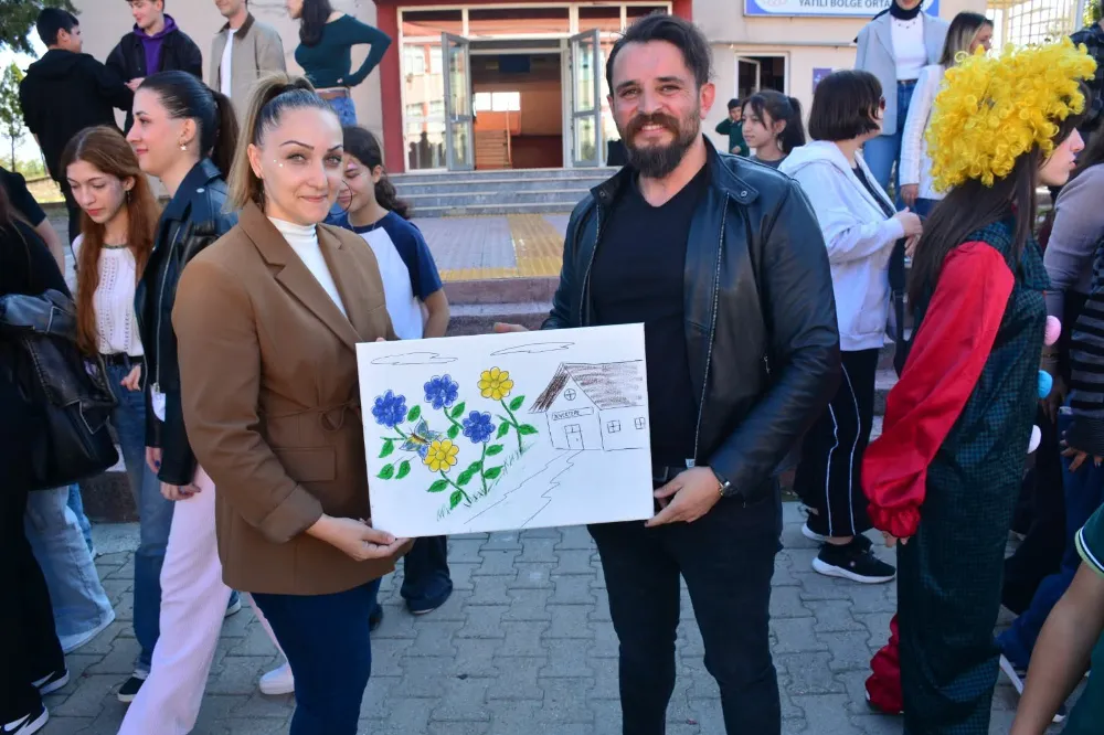 Balıkesir Üniversitesi Öğrencilerinden Deprem Bölgesindeki Köy Okuluna Anlamlı Ziyaret
