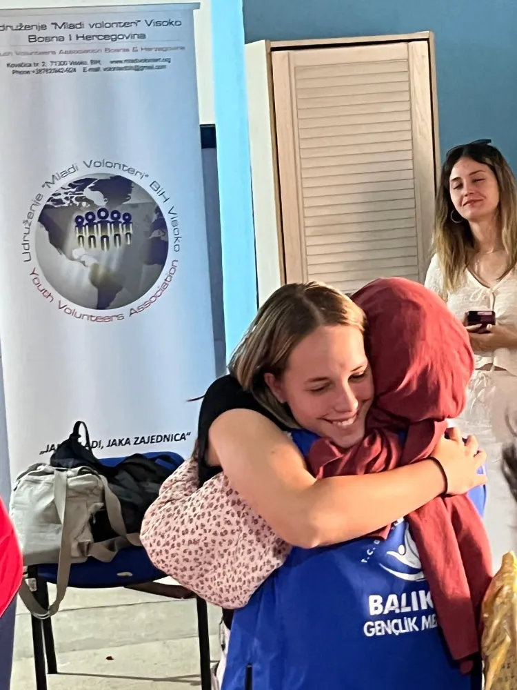 BALIKESİR KIZILAY’DAN SREBRENİTSA‘DA ANLAMLI ZİYARET: “GÖLGESİZ LİDERLER: EVLAD-I FATİHA’NIN İZİNDE”