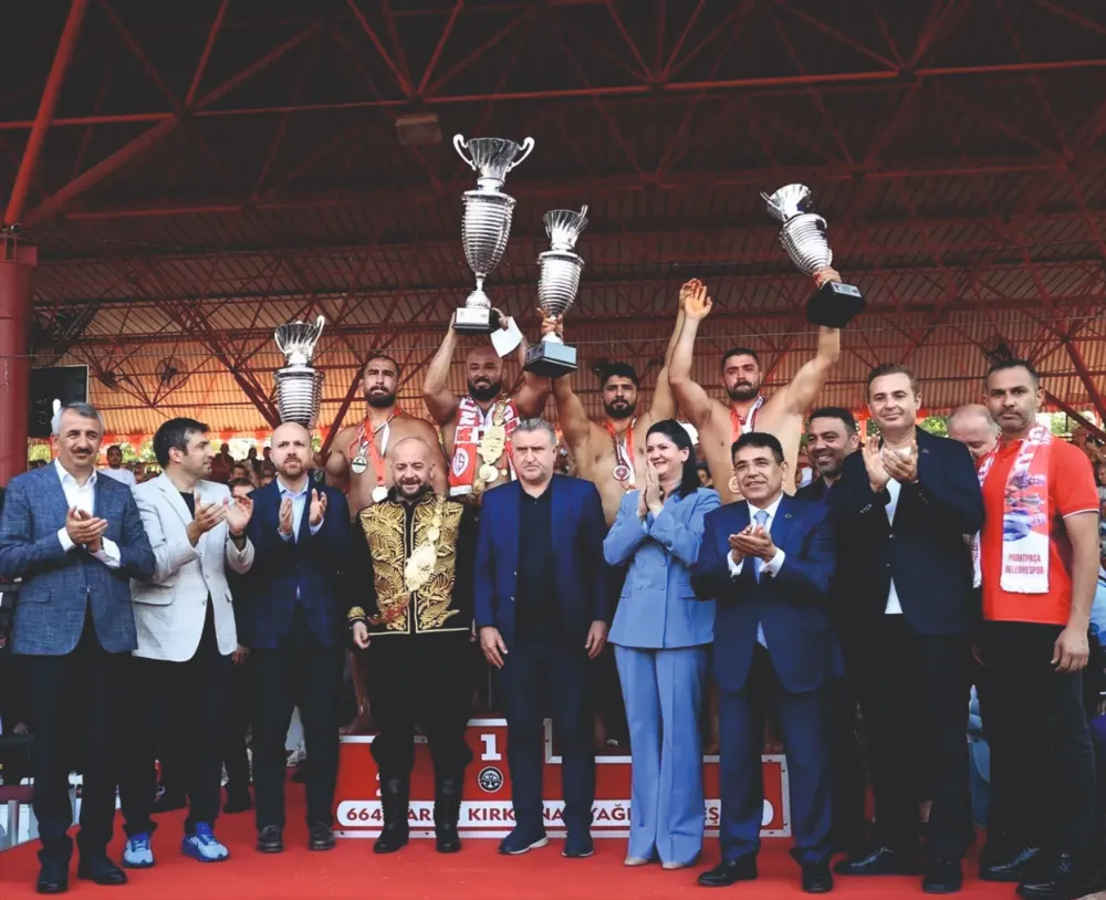 KUPA SEVİNCİNİ AHMET AKIN İLE PAYLAŞTI
