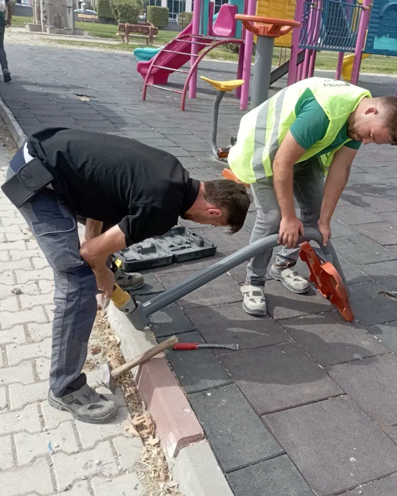 EDREMİT’TE PARKLAR YENİLENİYOR