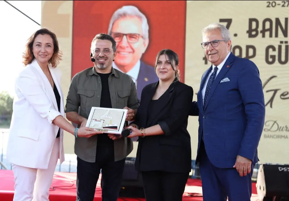 BANDIRMA KİTAP GÜNLERİ’NDE DOLU DOLU BİR GÜN DAHA: MEYDAN KİTAPLA, SANATLA, MÜZİKLE ŞENLENDİ