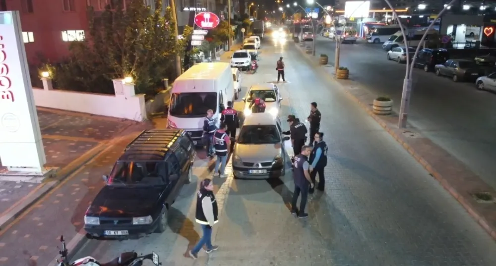 EDREMİT POLİSİ 10 NOKTADA ŞOK ASAYİŞ VE TRAFİK UYGULAMASI YAPTI